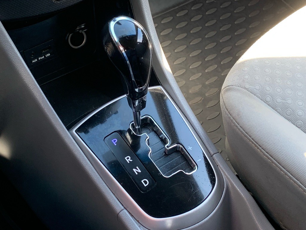 2012 Hyundai Accent Image 24