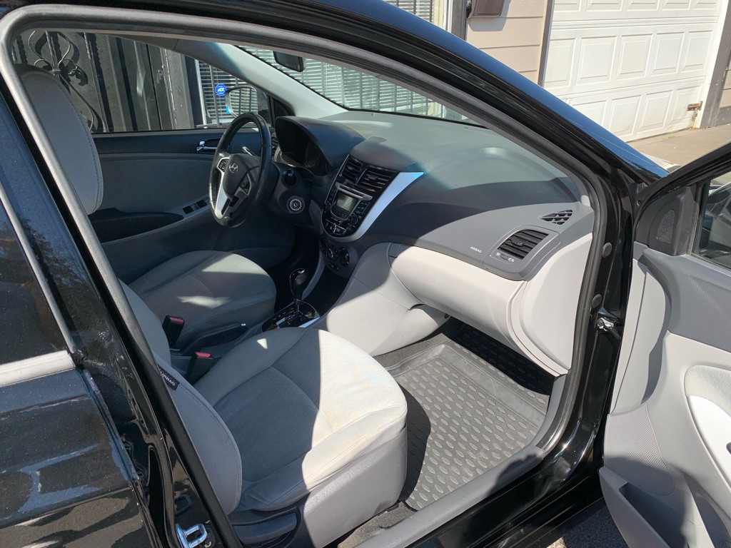 2012 Hyundai Accent Image 27