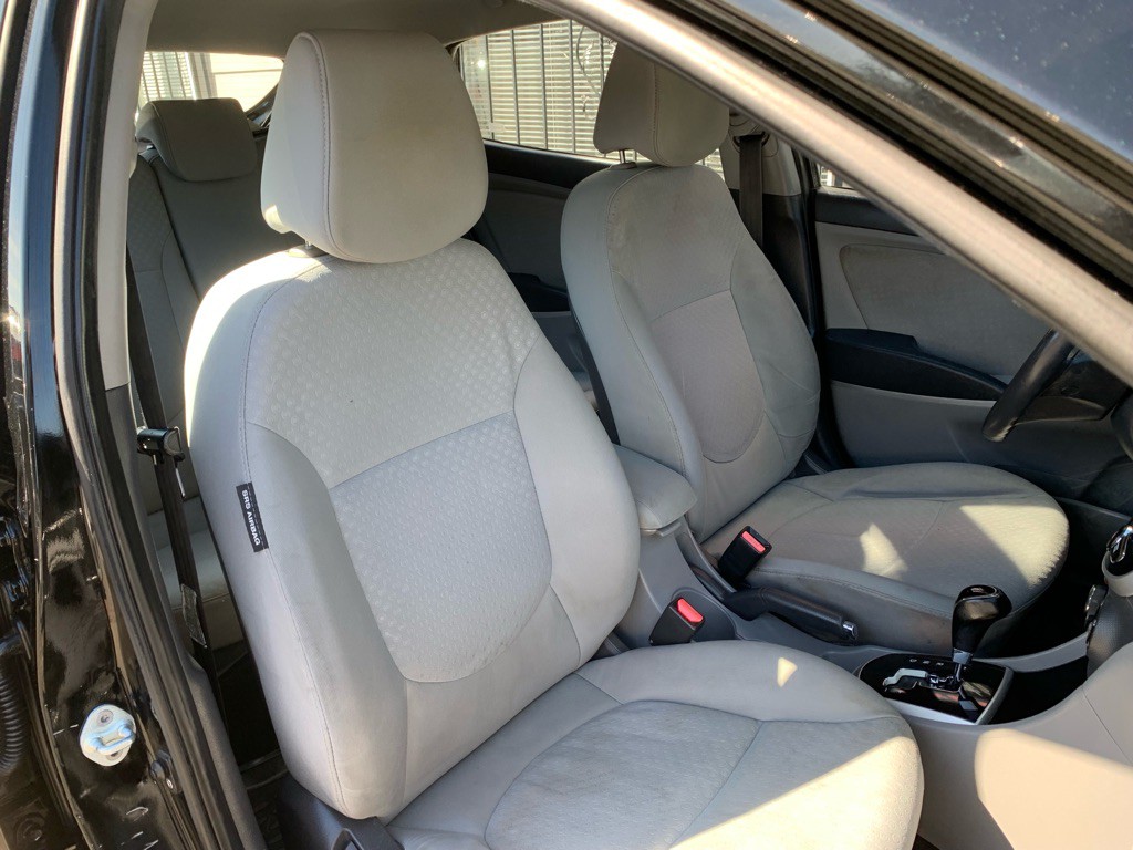 2012 Hyundai Accent Image 28