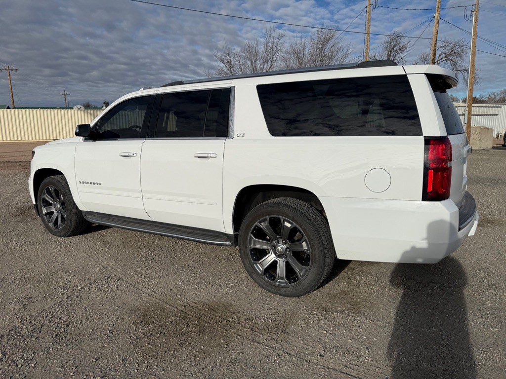 2016 Chevrolet Suburban Image 6