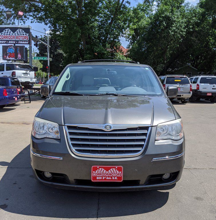 2010 Chrysler Town & Country Image 2