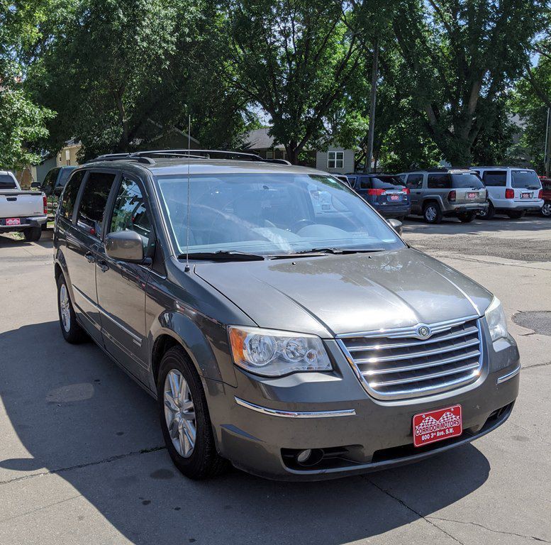 2010 Chrysler Town & Country Image 3