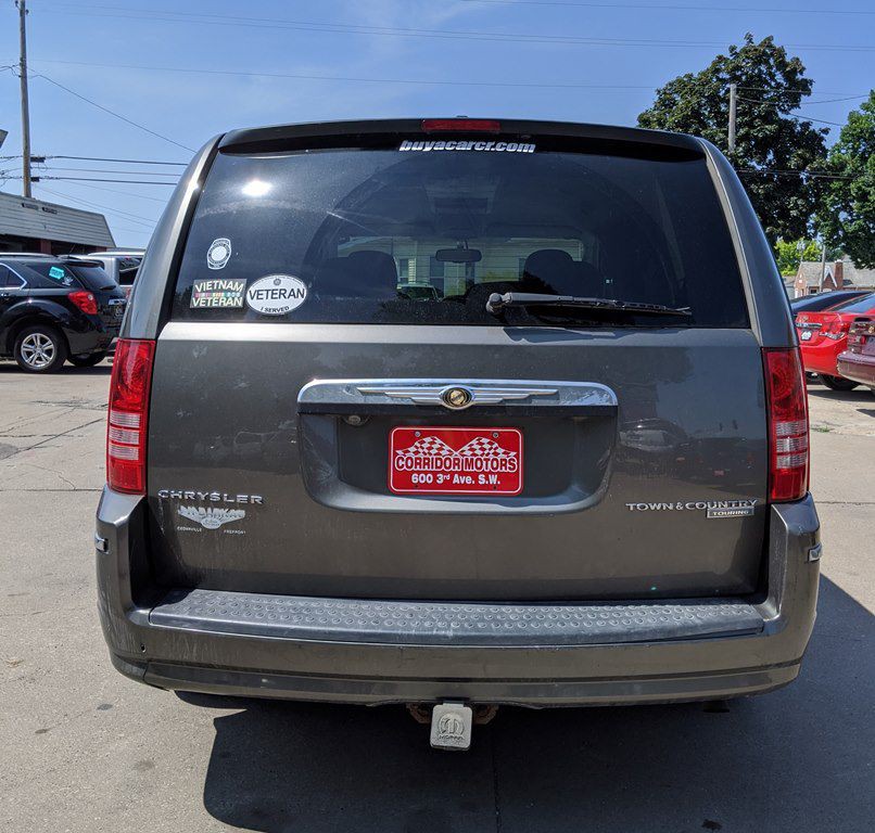 2010 Chrysler Town & Country Image 4