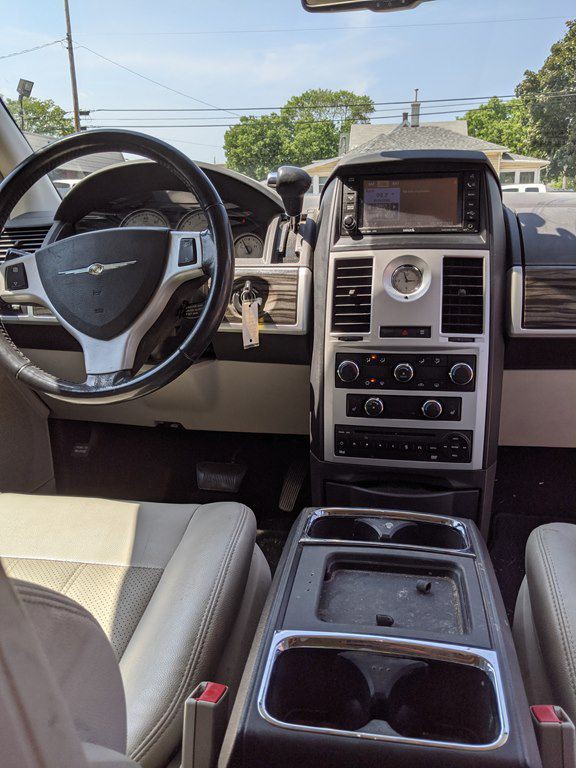 2010 Chrysler Town & Country Image 5