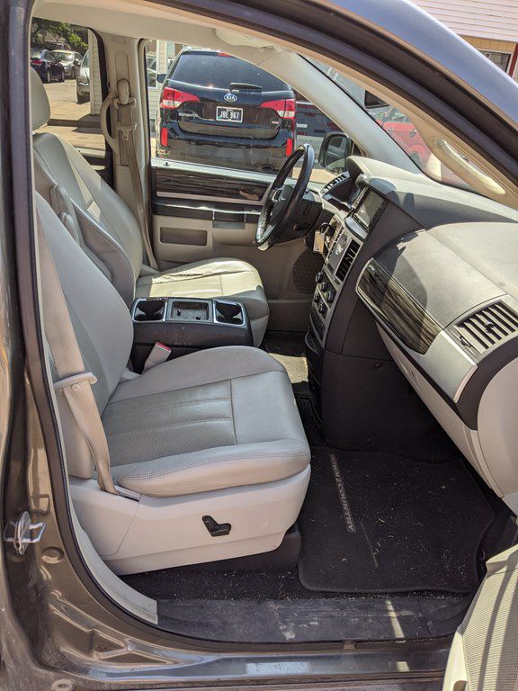 2010 Chrysler Town & Country Image 6