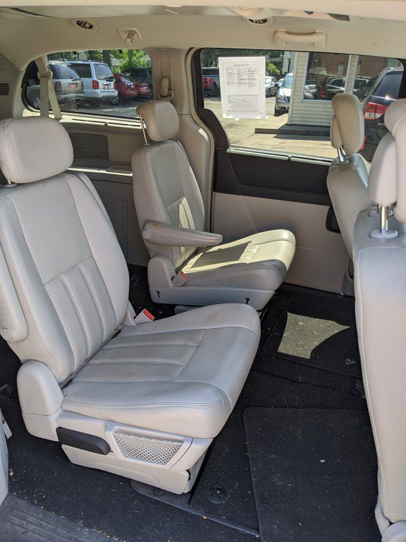 2010 Chrysler Town & Country Image 7