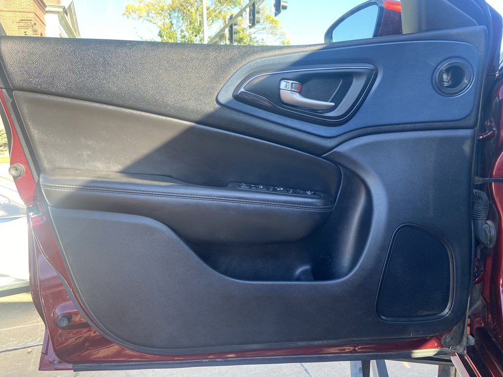 2015 Chrysler 200 Image 9