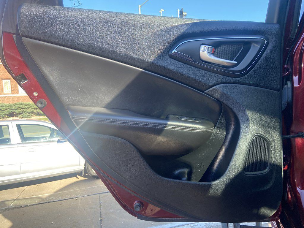 2015 Chrysler 200 Image 11