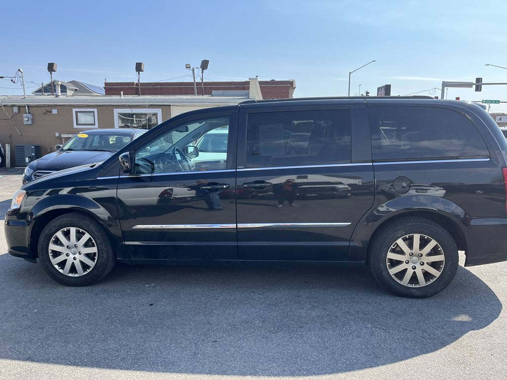 2013 Chrysler Town & Country Image 2