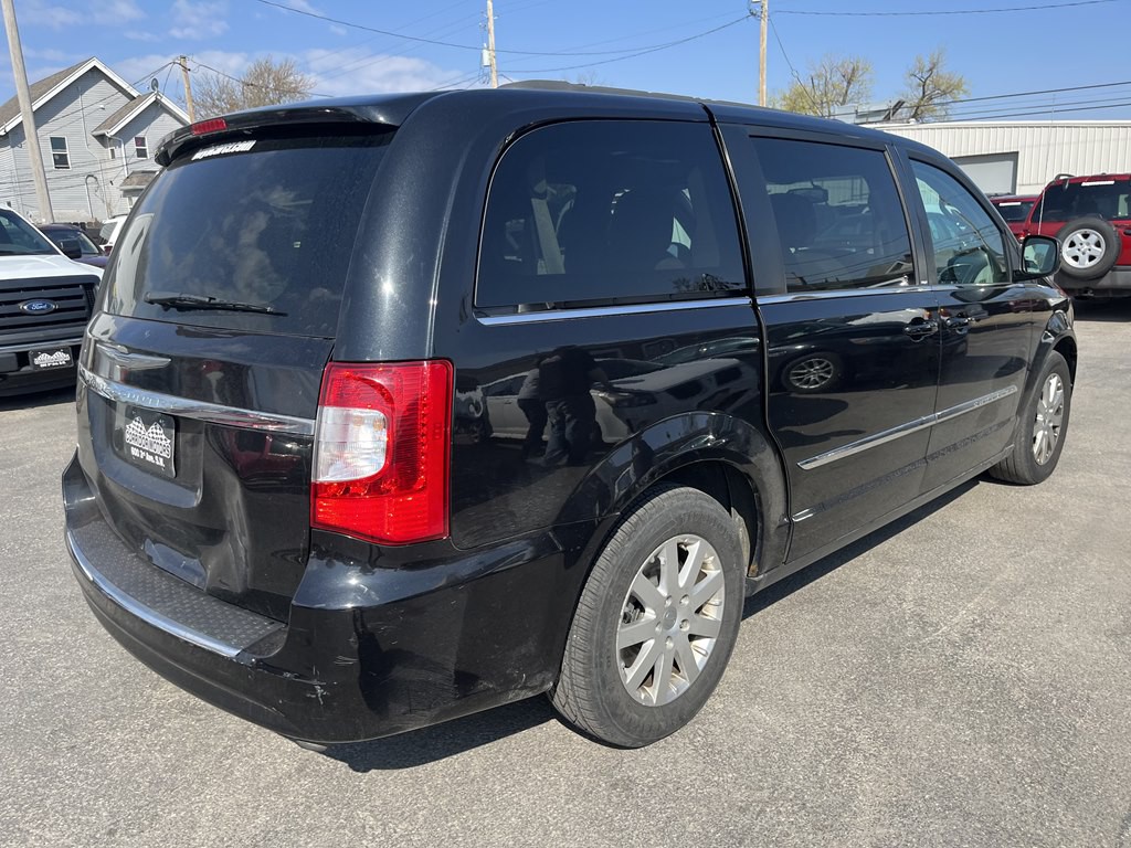 2013 Chrysler Town & Country Image 4