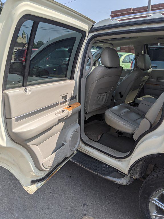 2007 Chrysler Aspen Image 7