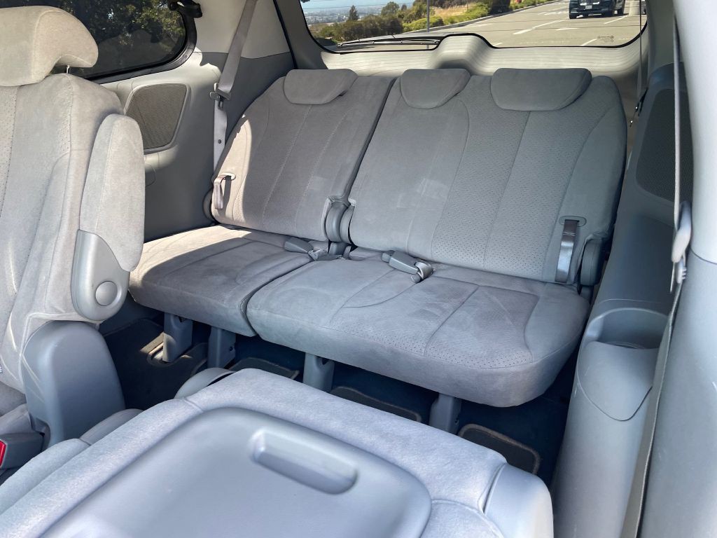2008 Hyundai Entourage Image 9