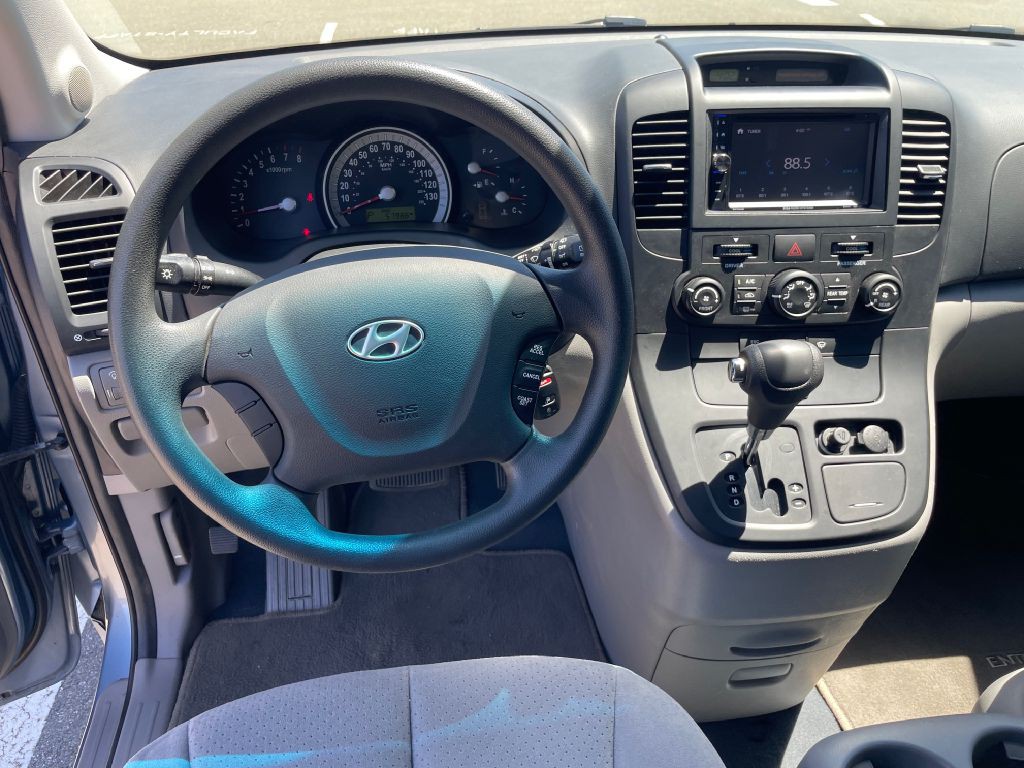 2008 Hyundai Entourage Image 10
