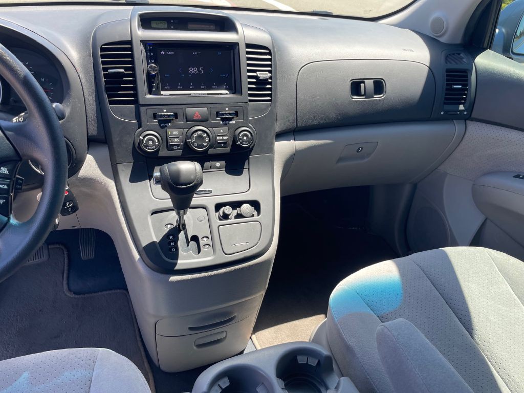 2008 Hyundai Entourage Image 11