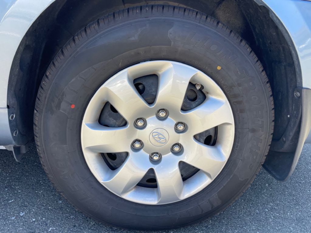2008 Hyundai Entourage Image 18
