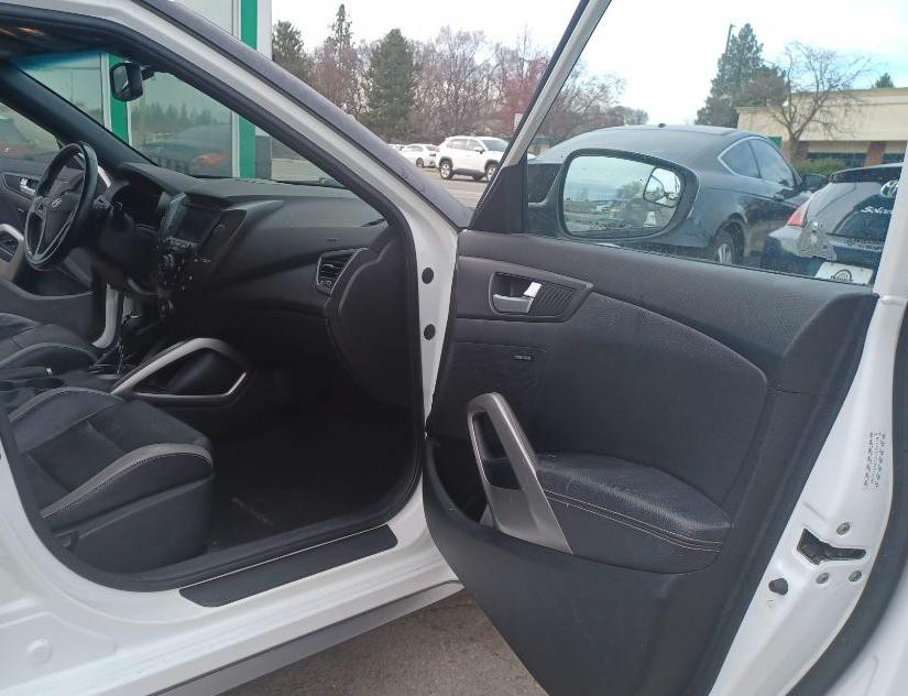 2016 Hyundai Veloster Image 11