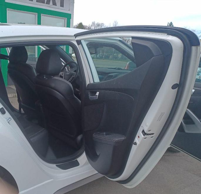 2016 Hyundai Veloster Image 12