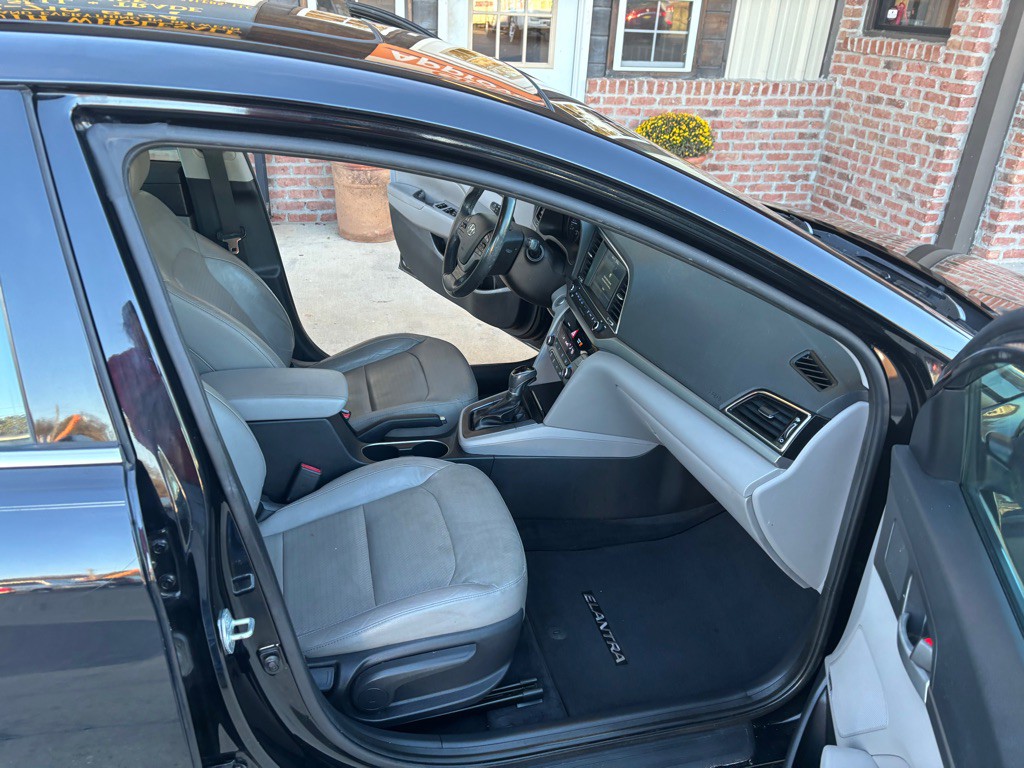 2017 Hyundai Elantra Image 11