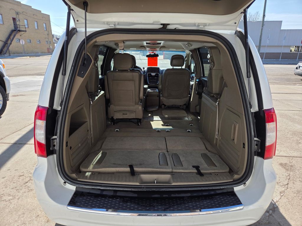 2014 Chrysler Town & Country Image 2