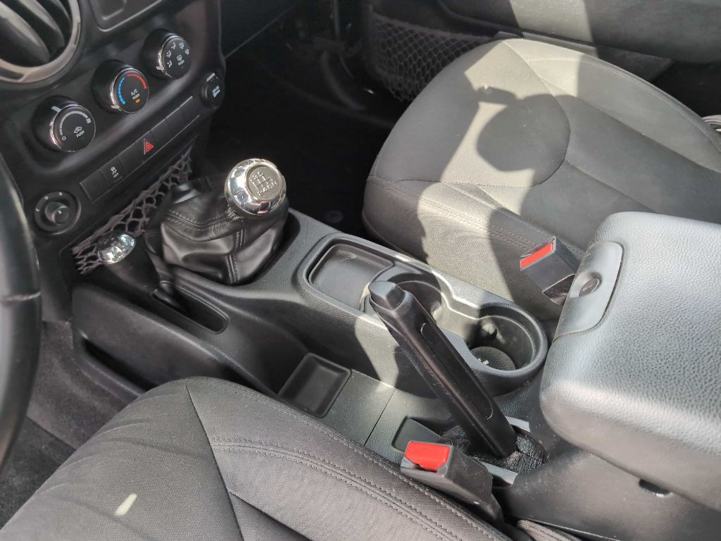 2015 Jeep Wrangler Image 25