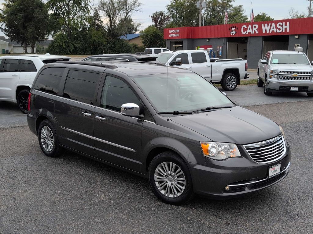 2016 Chrysler Town & Country Image 1