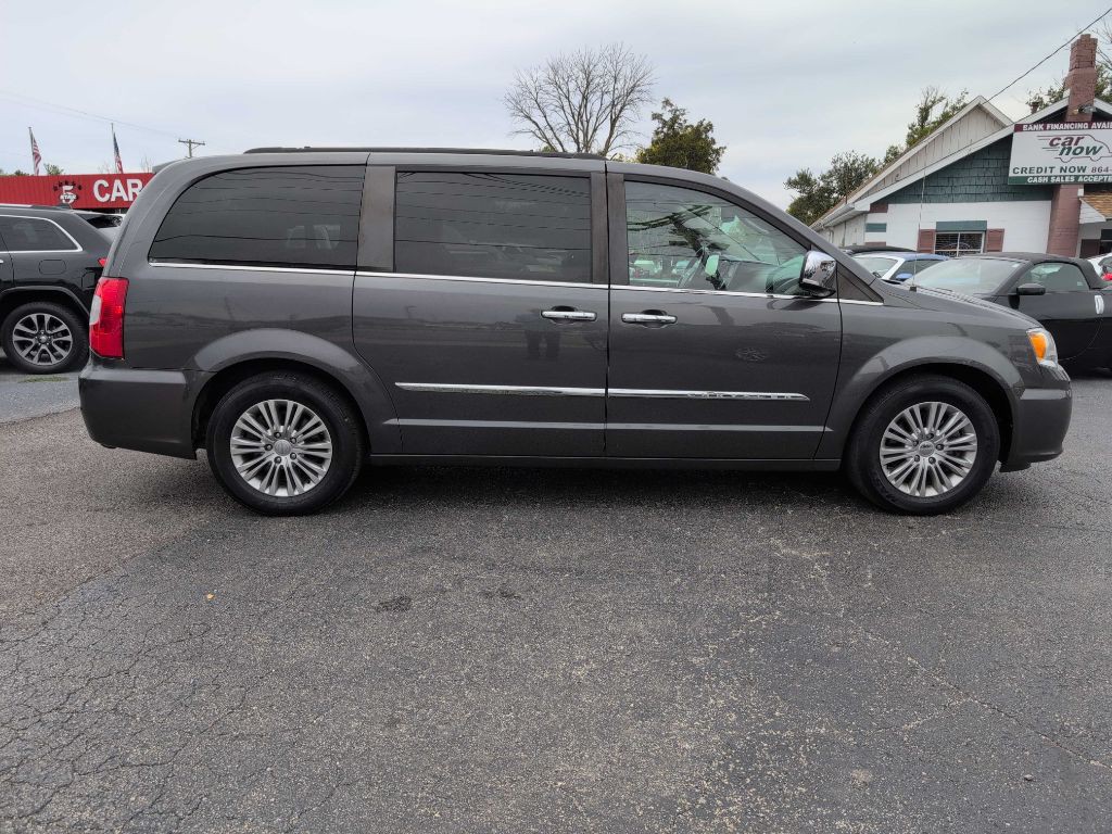 2016 Chrysler Town & Country Image 2