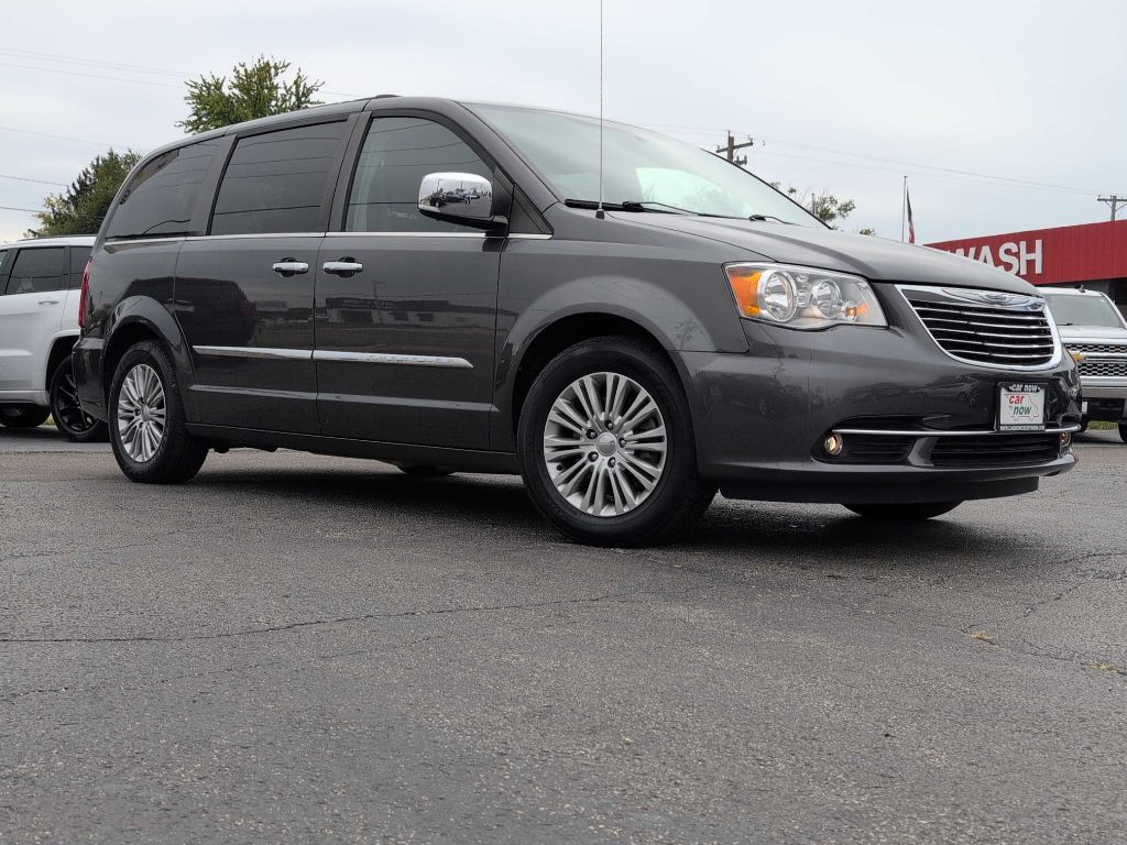 2016 Chrysler Town & Country Image 3