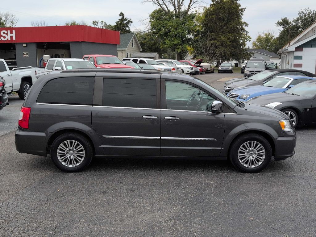 2016 Chrysler Town & Country Image 4
