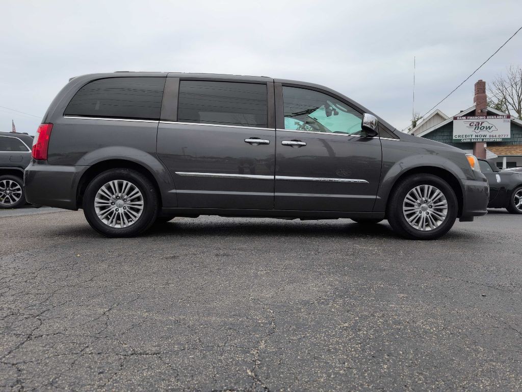 2016 Chrysler Town & Country Image 6