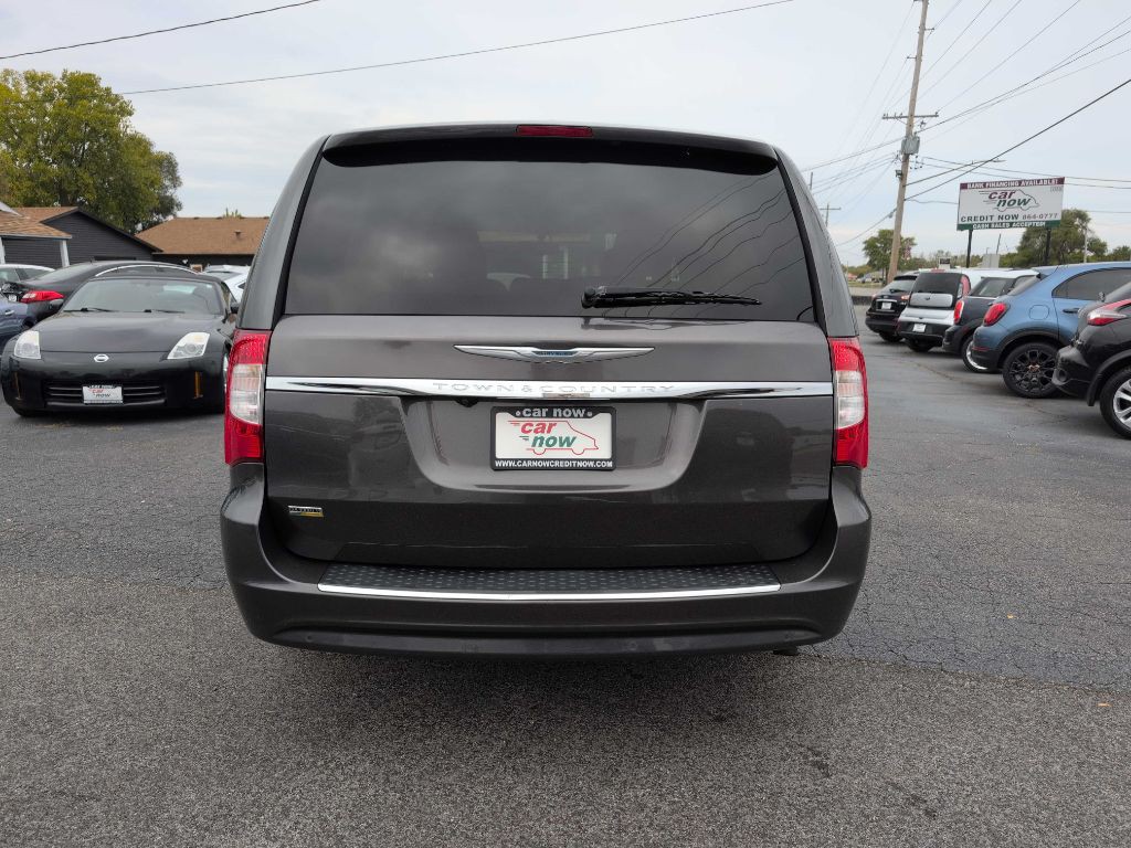 2016 Chrysler Town & Country Image 8