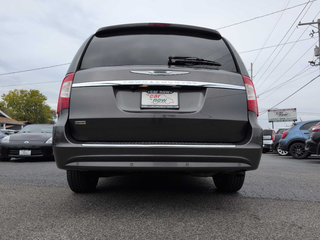 2016 Chrysler Town & Country Image 9