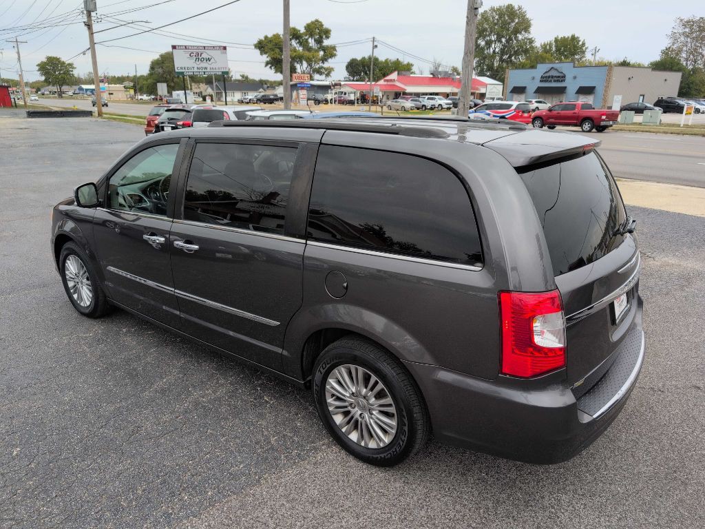 2016 Chrysler Town & Country Image 10