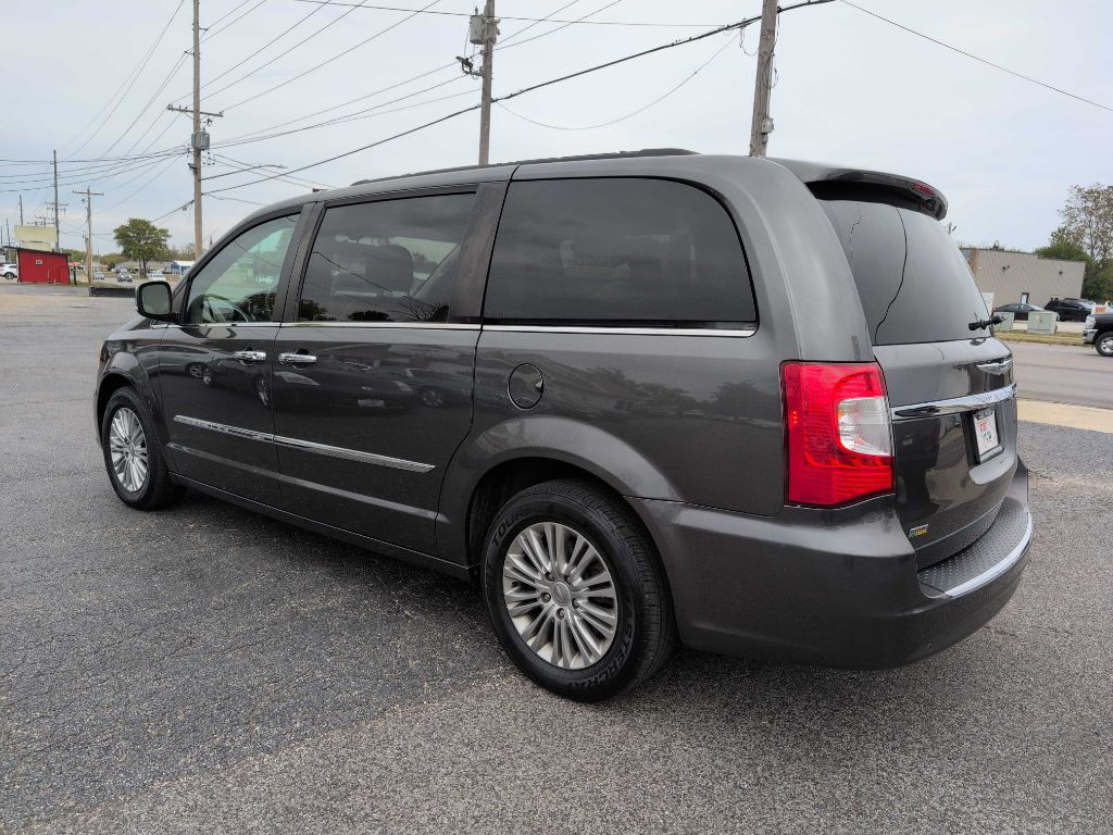 2016 Chrysler Town & Country Image 11