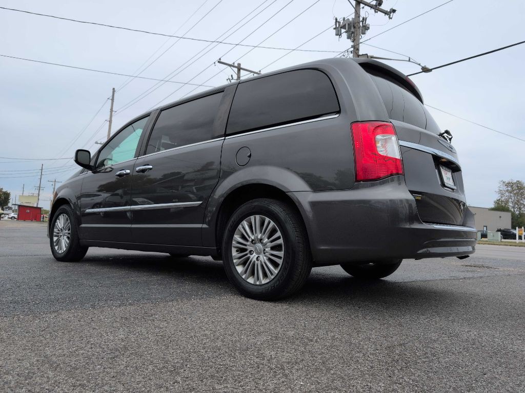 2016 Chrysler Town & Country Image 12