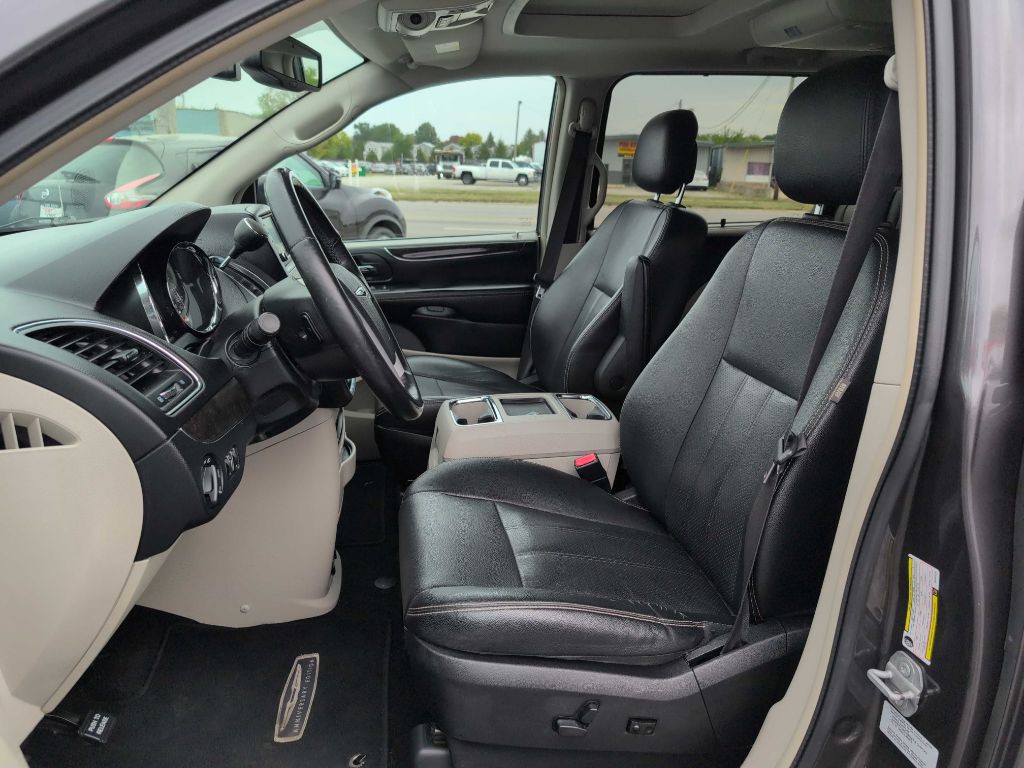 2016 Chrysler Town & Country Image 23