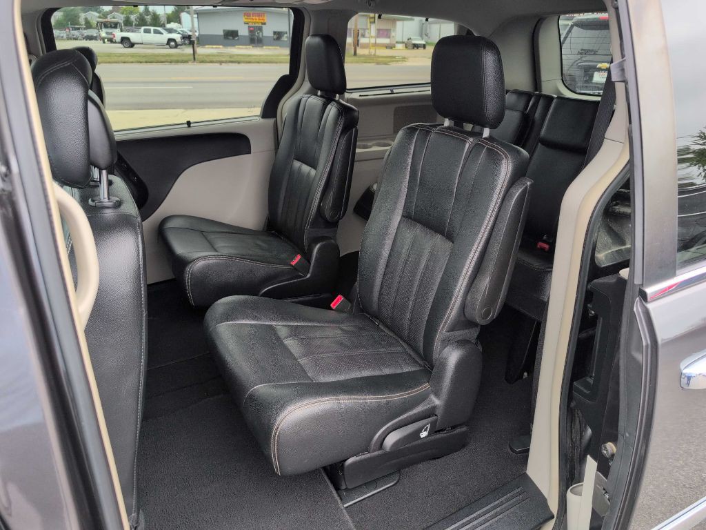 2016 Chrysler Town & Country Image 24
