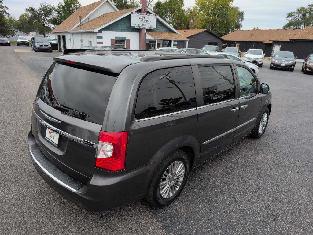 2016 Chrysler Town & Country Image 25