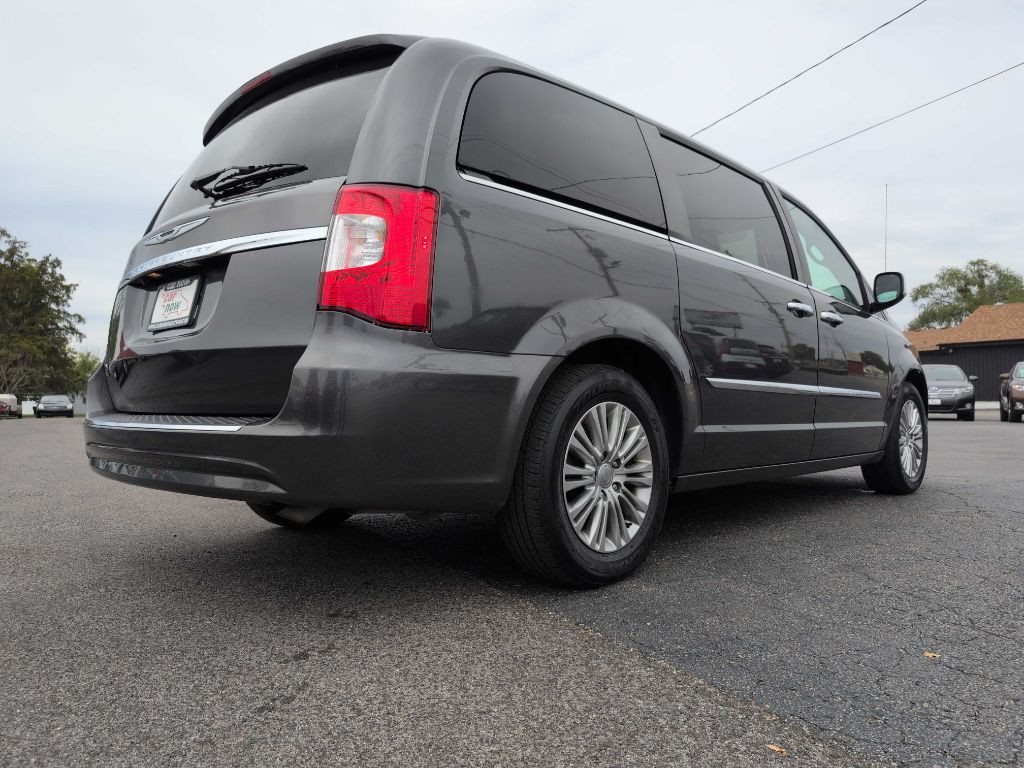 2016 Chrysler Town & Country Image 27