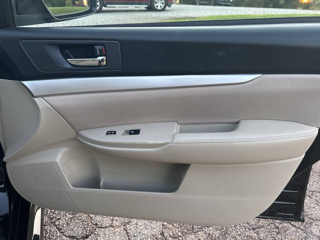 2013 Subaru Legacy Image 8