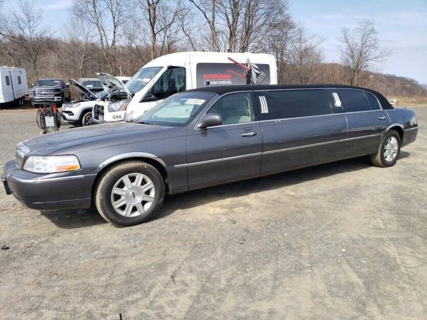 2007 Lincoln Town Car Image 2