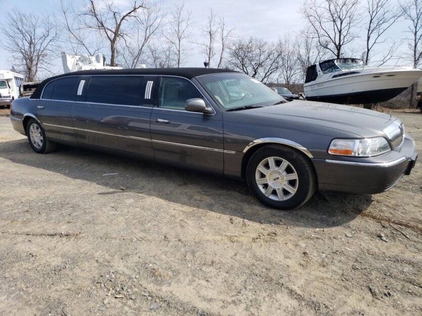2007 Lincoln Town Car Image 1