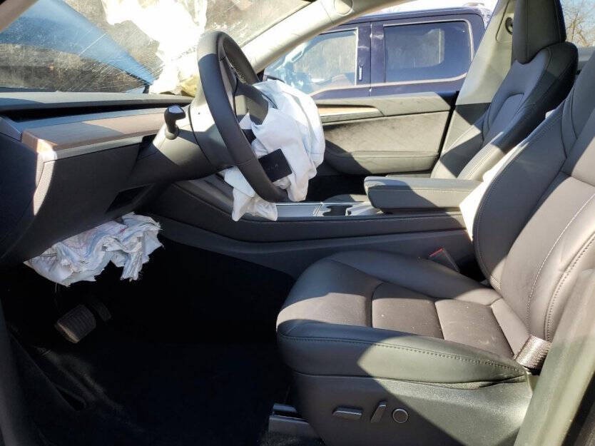 2025 Tesla Model Y Image 6