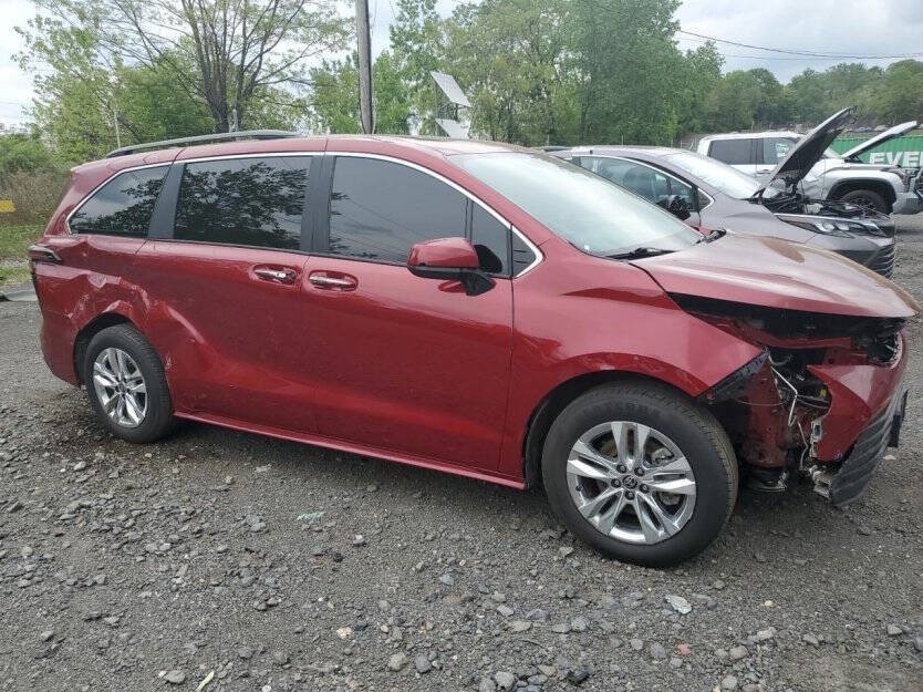2025 Toyota Sienna Image 1