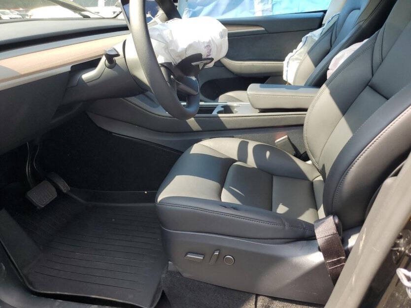 2025 Tesla Model Y Image 6