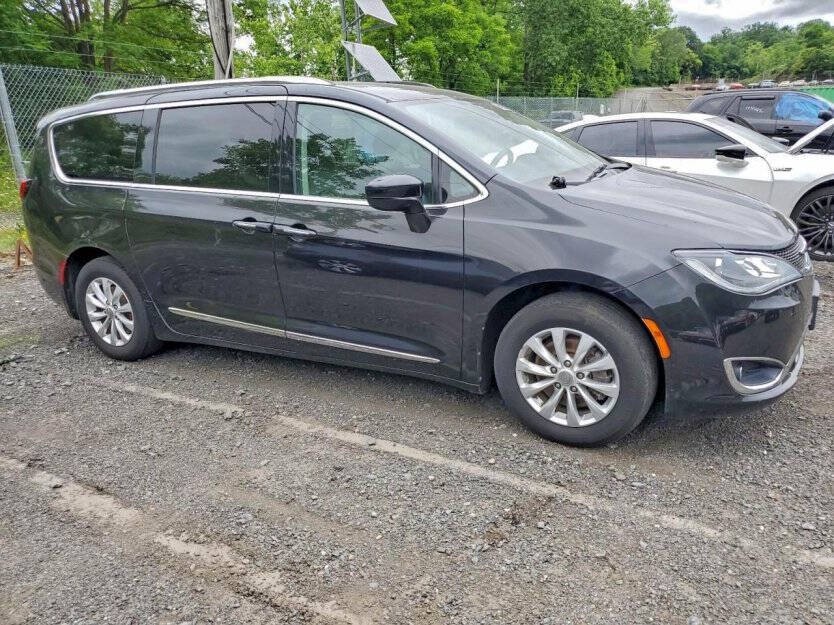 2018 Chrysler Pacifica Image 1