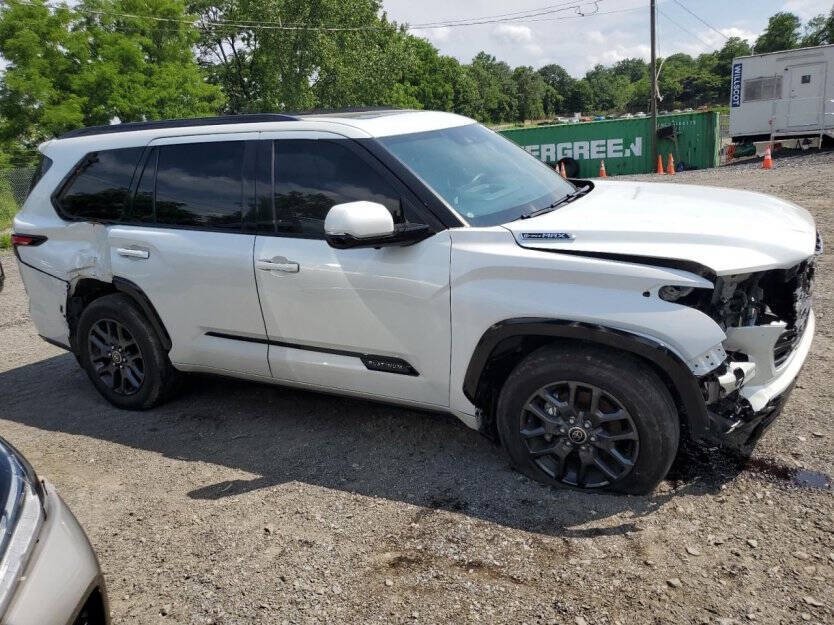 2023 Toyota Sequoia Image 1