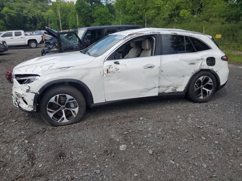 2025 Mercedes-Benz GLC-Class Image 2