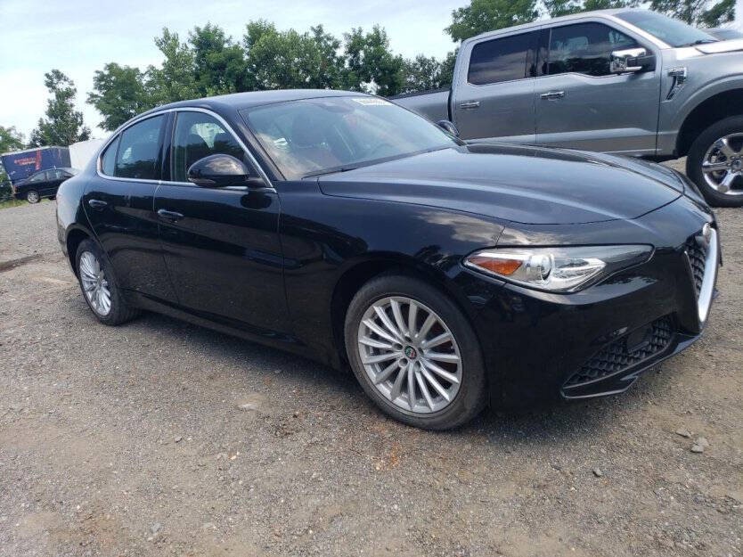 2021 Alfa Romeo Giulia Image 1