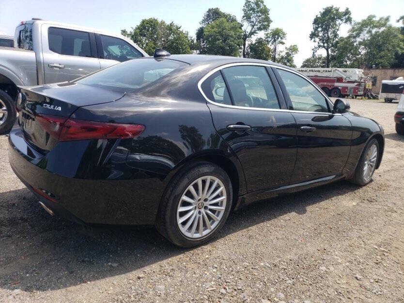 2021 Alfa Romeo Giulia Image 4