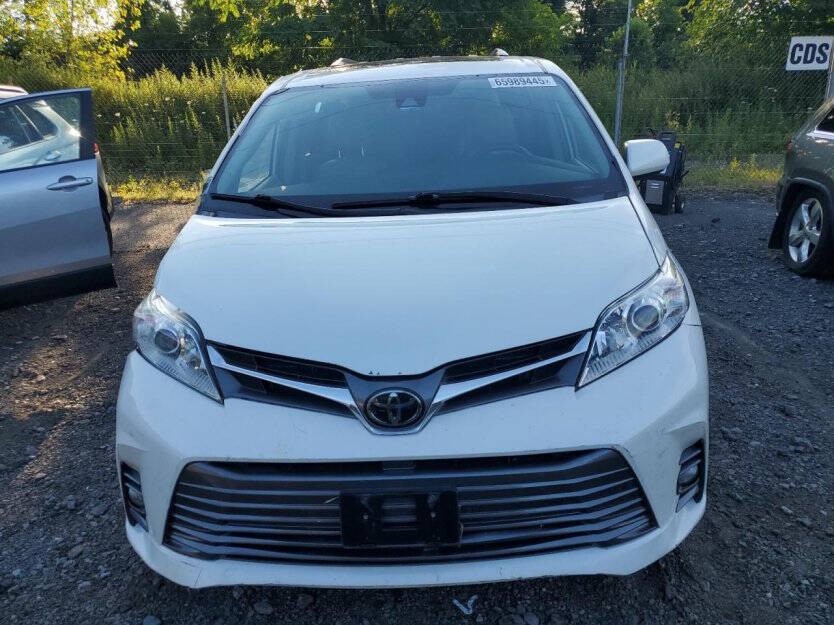 2019 Toyota Sienna Image 2